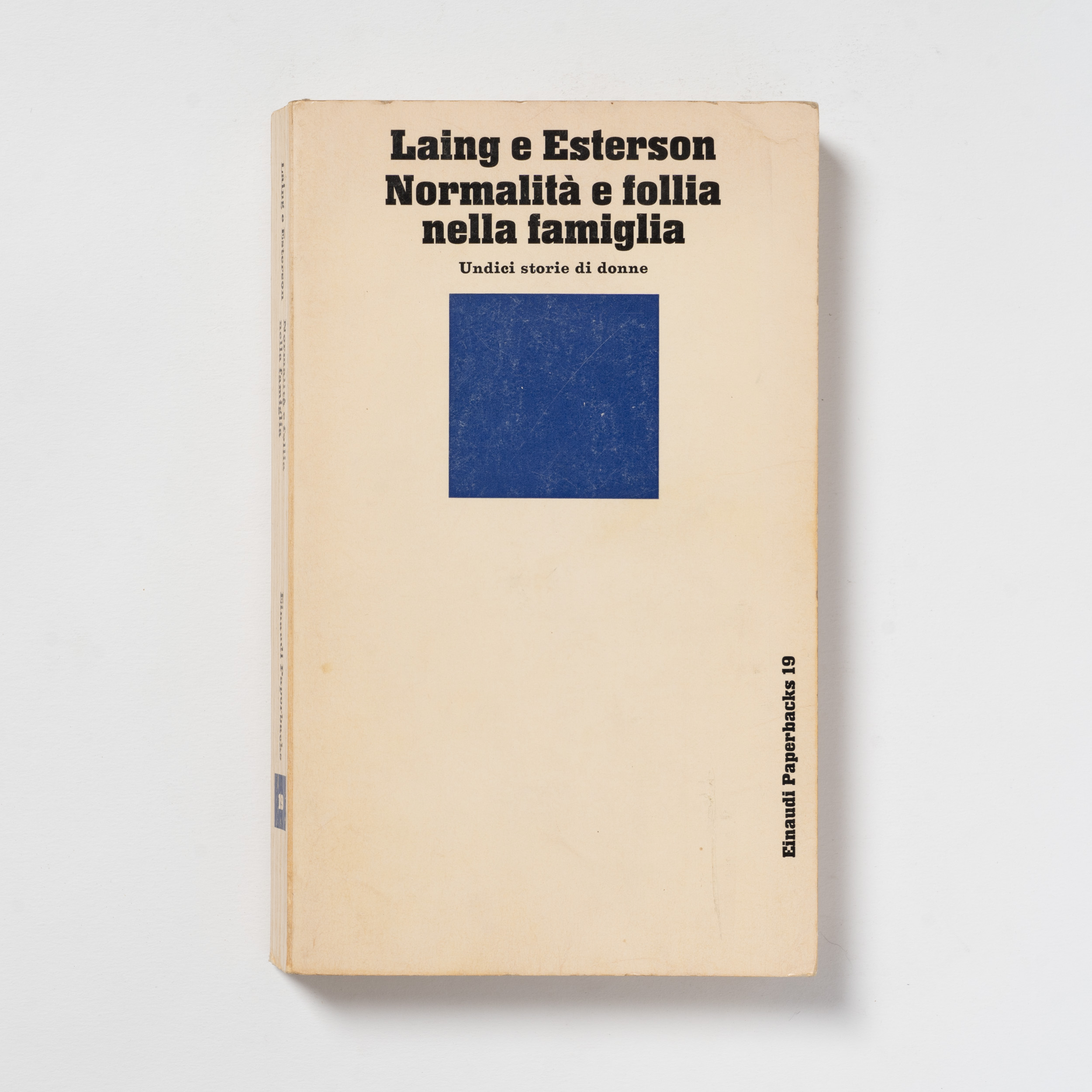 scaldasole-books-normalita-e-follia-nella-famiglia-undici-storie-di-donne